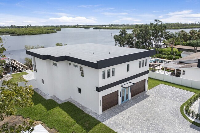 Building Photo - 5/3 Luxury Custom Home plus Boat dock, Pool and Stunning Views!!