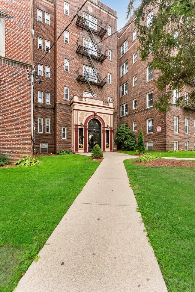 Building Photo - 758 Jersey Ave