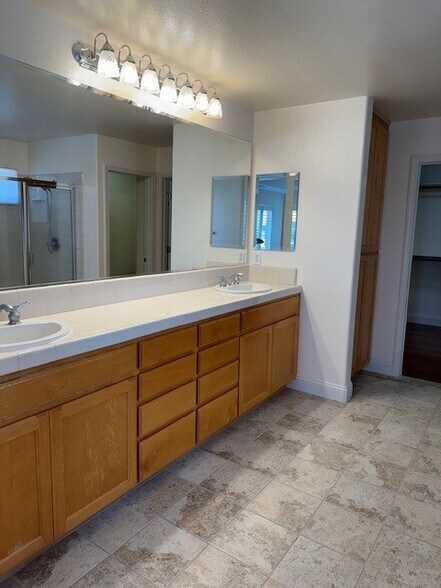 Building Photo - 5939 Pala Mesa Dr