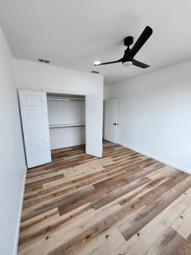 Building Photo - 706 W Seminole Ave