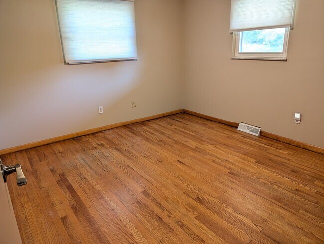 Building Photo - AVAILABLE NOW! Spacious 3 Bed / 2.5 Bath Home in Washington Twp with Basement!