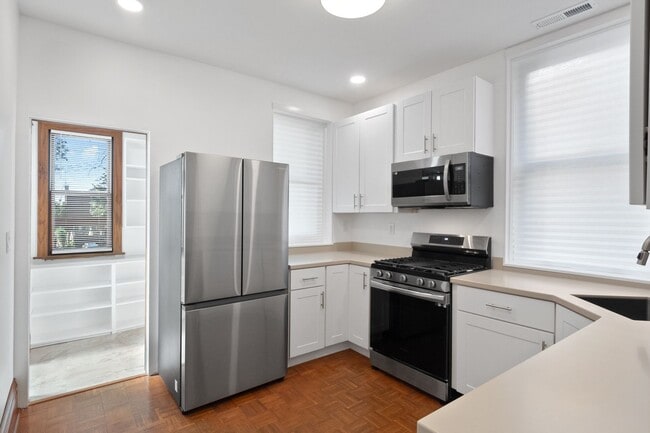 Building Photo - Hi-Pointe Adjacent House!