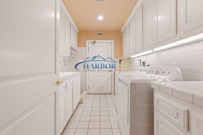 Building Photo - 1504 Vía Margarita