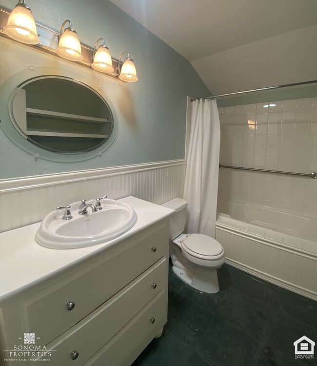Building Photo - 2BD/2BA Upper-Level Condo on Sonoma's East...