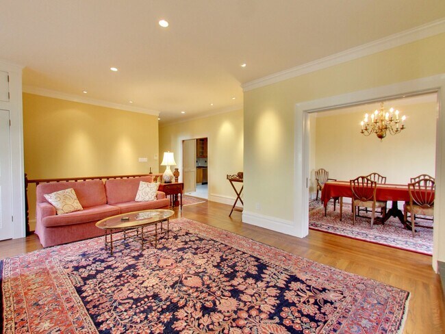Building Photo - STUNNING 2/2 W/ Dining Room and LARGE Atti...