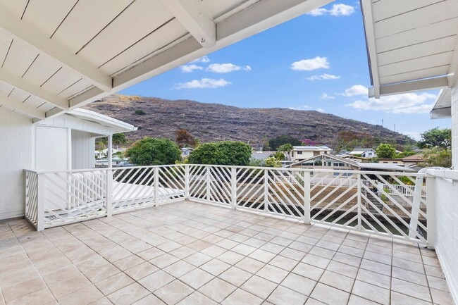 Building Photo - Waterfront living in this Hawaii Kai Marin...