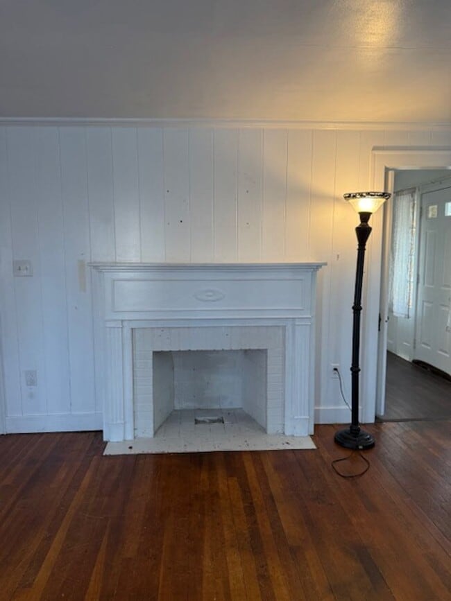 Building Photo - Make this your home 4Bedroom 2 bath home with one car garage $1550 per month