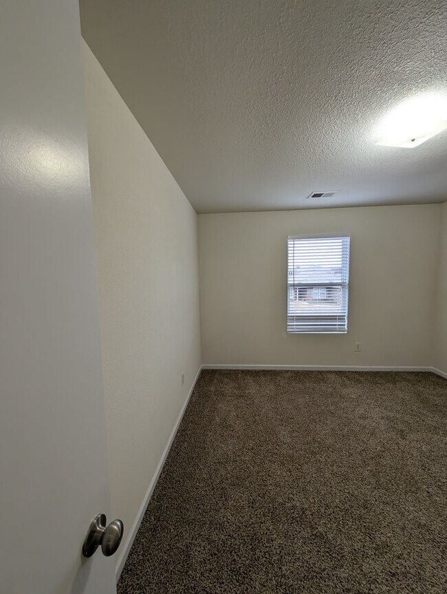 Building Photo - 204 Valleyside Dr NE