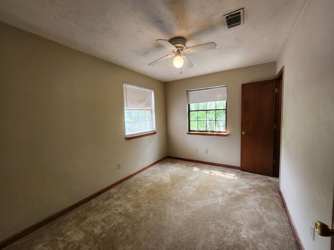 Building Photo - 3 bedroom town home for rent across from F...