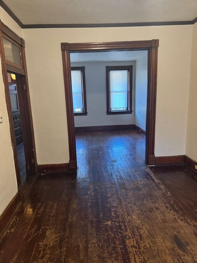 Building Photo - 4 bedroom, 1 bath, half double