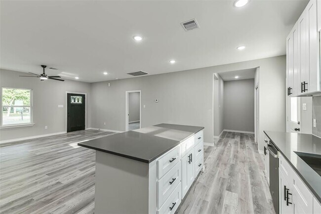 Building Photo - 106 County Rd 3704