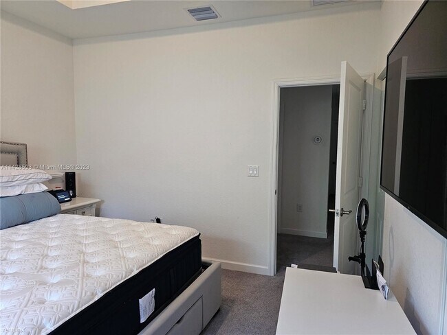 Building Photo - 3 br, 2.5 bath Townhome - 335 NE 208th Ter