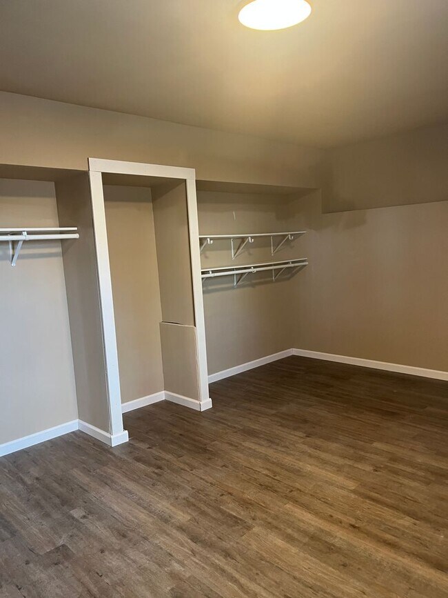 Building Photo - 23568 Roulette Rd