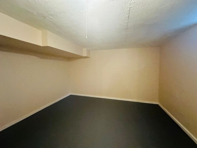 Building Photo - MOVE-IN READY !! BEAUTIFULLY  PROPERTY WITH HUGE YARD