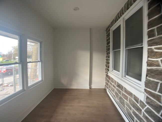 Building Photo - 812 W Roosevelt Blvd
