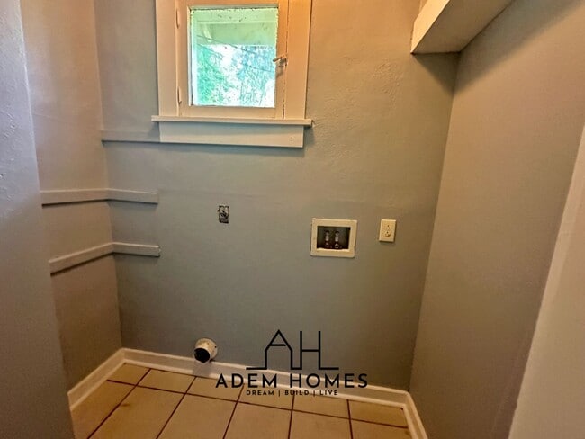 Building Photo - Spacious 2 Bedroom Home in a Central Location!! - (Duplex)