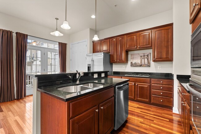 Building Photo - 3 Bed 2.5 Bath - Gaithersburg Townhouse - ...