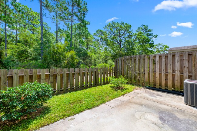 Building Photo - 4 Bed Navarre Townhome in Pool Community