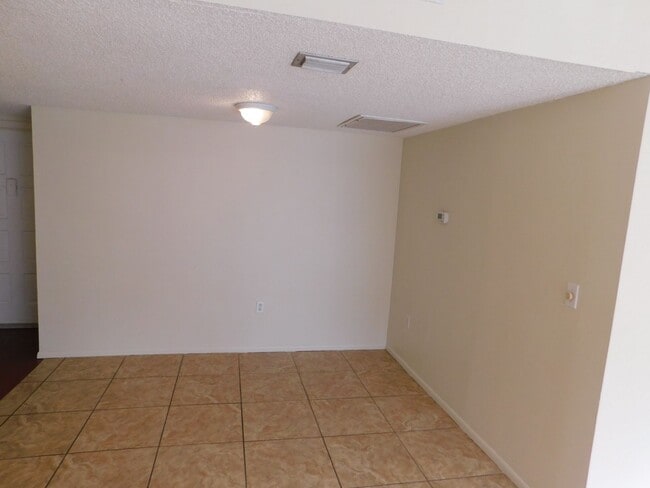 Building Photo - Large 1 Bed  Condo, w/Bonus Room (Office?) & 1 1/2 Bath