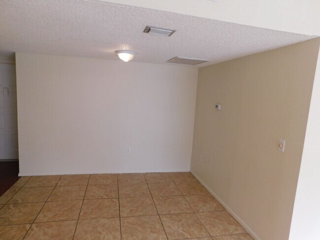 Building Photo - Large 1 Bed  Condo, w/Bonus Room (Office?)...