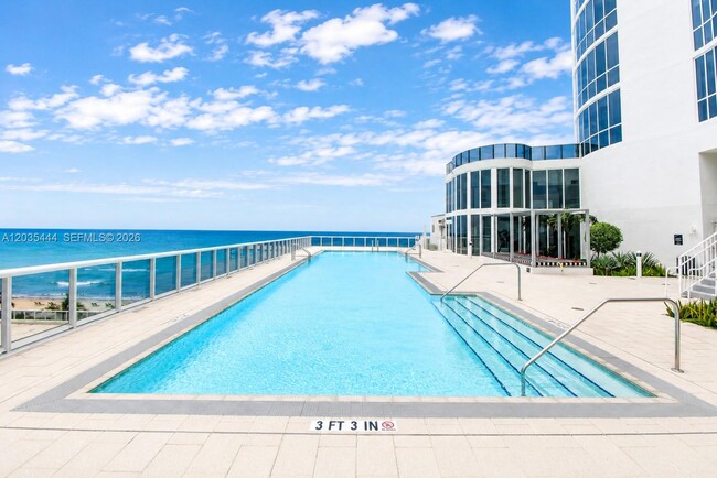 Building Photo - 15901 Collins Ave