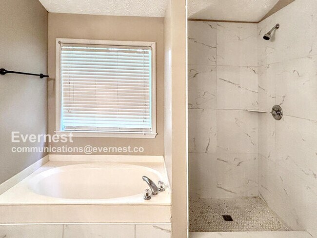Building Photo - 4010 Birchwood Cove