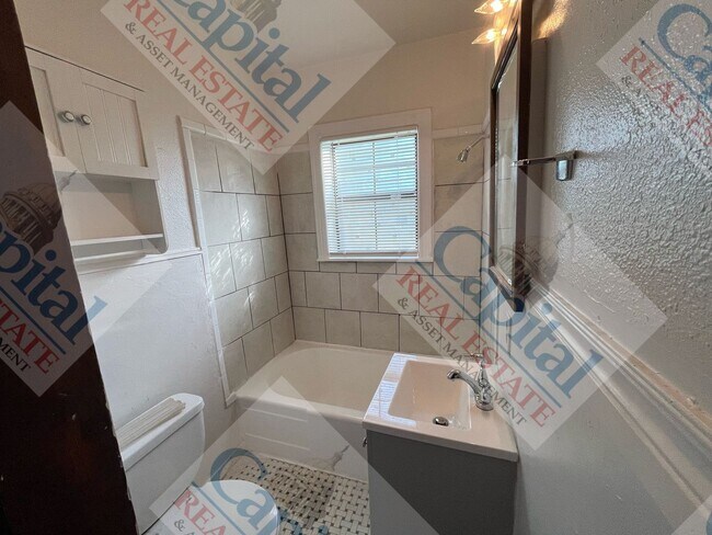 Building Photo - Charming 3 Bedroom