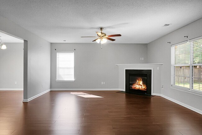 Building Photo - Spacious 2 Story, 4 BR, 2.5 BA, 2 Car Gara...