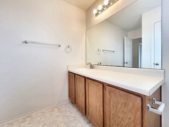 Building Photo - Charming 3/BR 2.5/BA Home with Bright Inte...