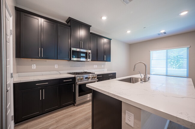 Building Photo - 600 N Carriage Hill Dr