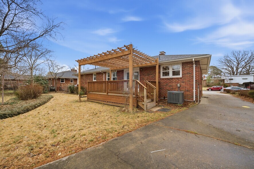 Building Photo - 335 E McGinnis Cir