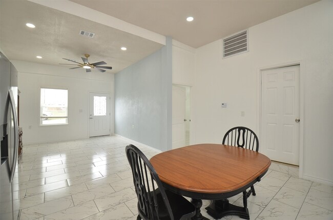 Building Photo - 2002 County Rd 55