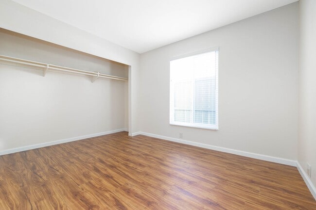 Building Photo - Spacious 4 Bedroom Townhouse in the Heart of Mira Mesa!