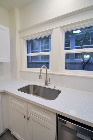 Building Photo - 2314 SW Vista Ave