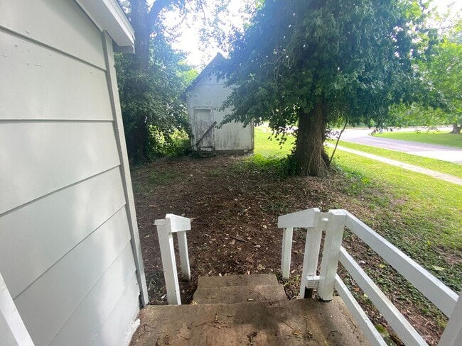 Building Photo - Updated 2 bed/1 bath, 800 sqft home!