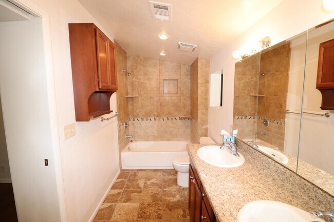 Building Photo - 3 Bedroom 2 Bathroom