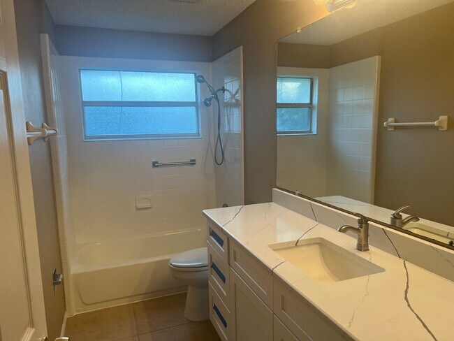 Building Photo - Large 4/2 with 2 Car Garage & Huge Fenced ...