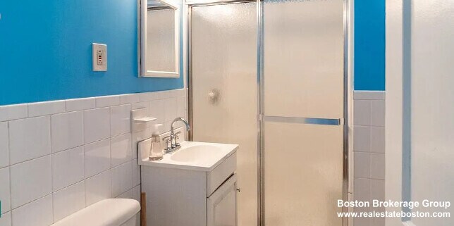 Building Photo - 122 Hillside St