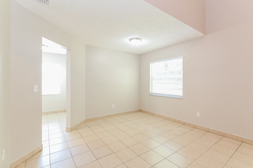 Building Photo - 4728 Alexis Dr