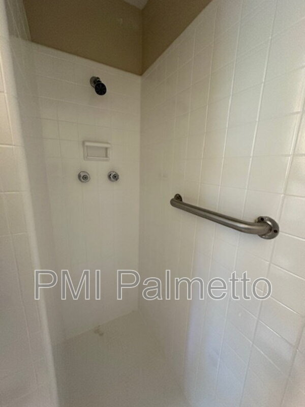 Building Photo - 529 Skyland Dr