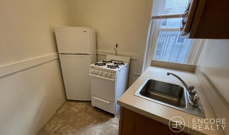 Building Photo - 143 Park Dr