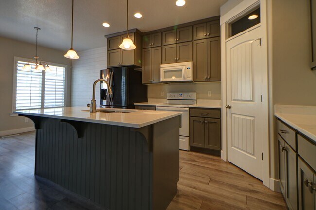 Building Photo - Pet friendly Herriman Townhome