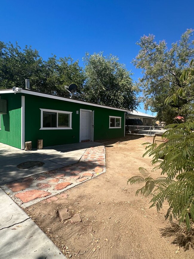 Building Photo - SUPER CUTE 2 BEDROOM HESPERIA HOUSE