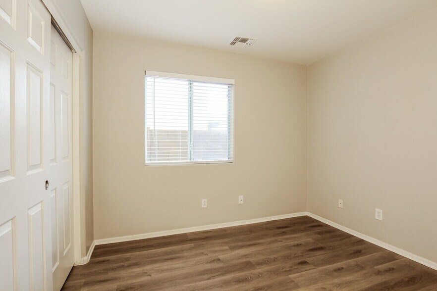 Building Photo - 9132 W Cordes Rd