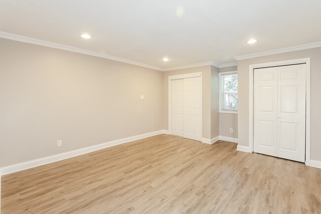 Building Photo - 3810 E 53rd Terrace