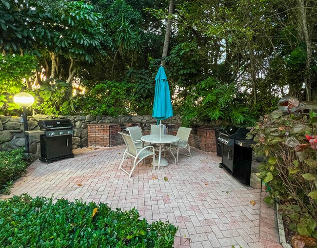 Building Photo - 3050 N Palm Aire Dr