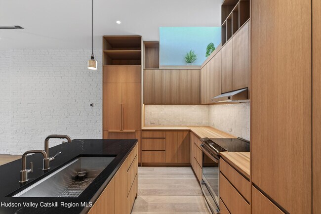 Building Photo - 316 Wall St