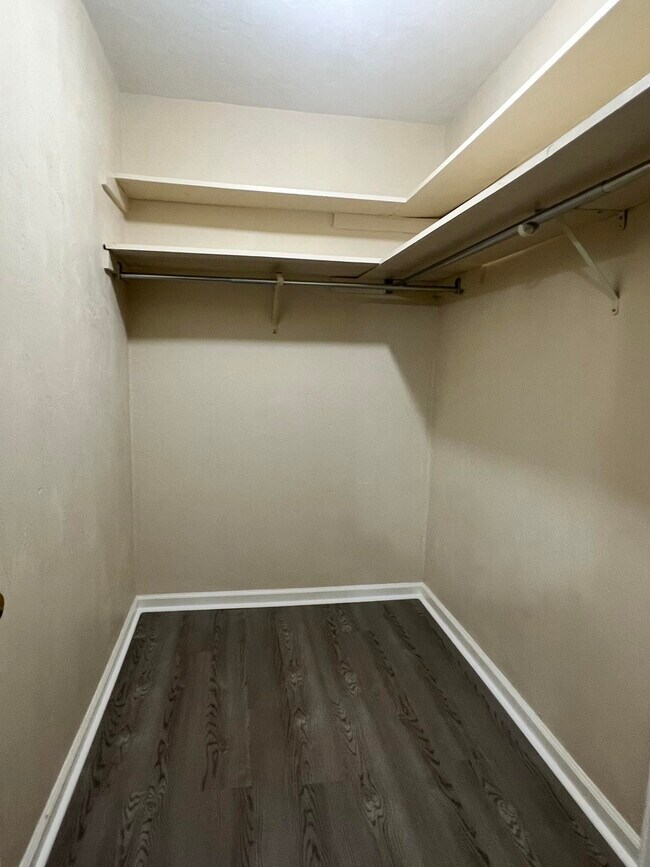 Building Photo - 806 Jamestown Ct