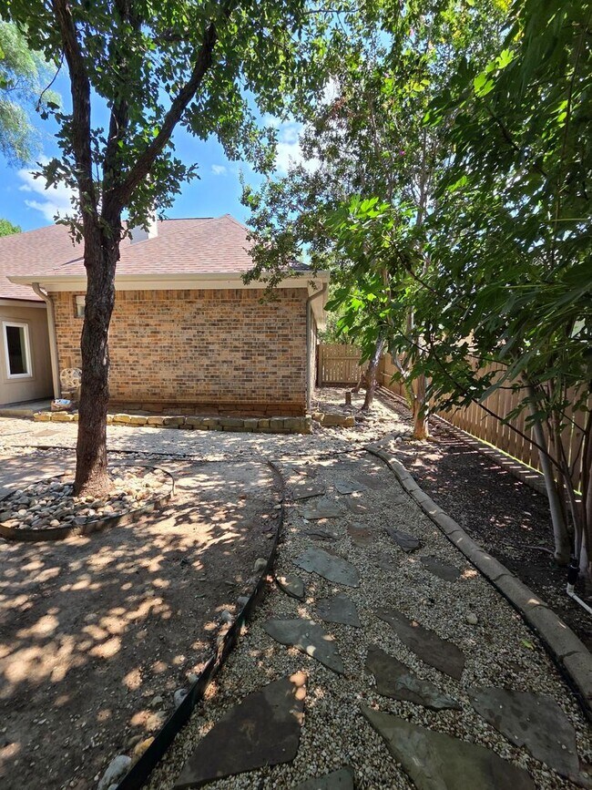 Building Photo - FOR LEASE!! Great location!