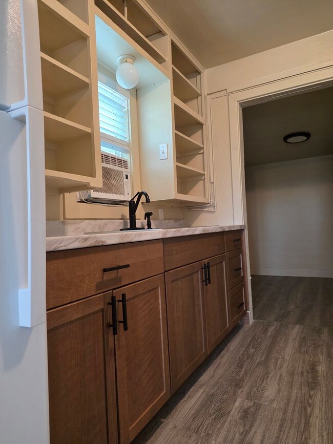 Building Photo - Cute 2 bedroom